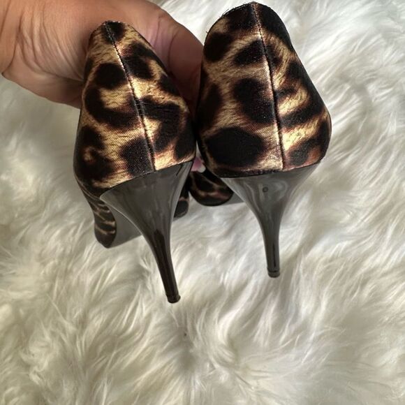 Carlos by Carlos Santana  black cheetah style peep toe heel, black/gold front de - Picture 6 of 10